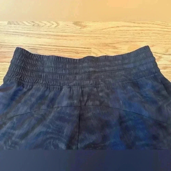 Athleta Camden Printed Shorts Black Gray Elastic Waist Stretch Pockets - Size 6 - Picture 4 of 10